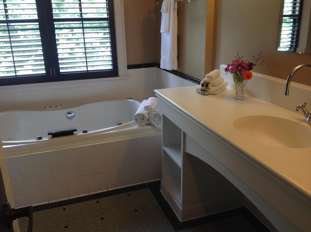 Om Sanctuary Holistic Retreat Hotell Asheville Eksteriør bilde